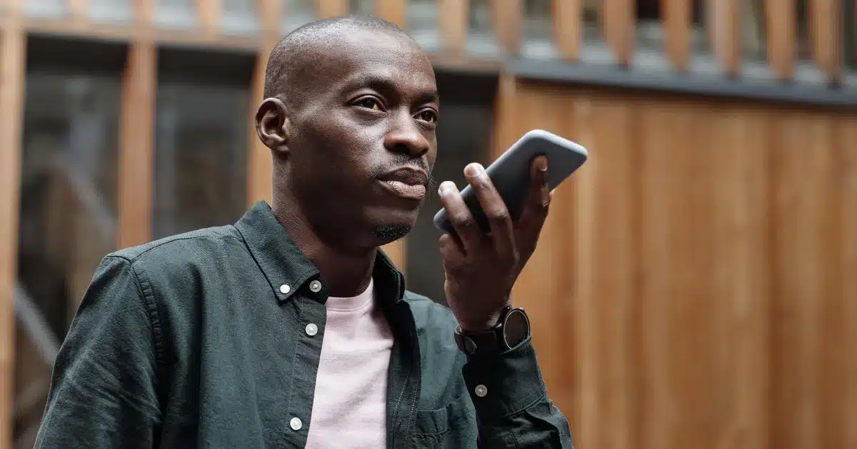 Dirigeant qui pose une question à une IA sur son smartphone