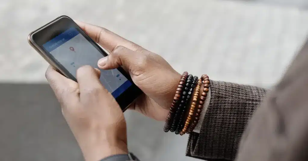 Dirigeant consultant une réponse AI Overviews de Google sur son smartphone