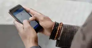 Dirigeant consultant une réponse AI Overviews de Google sur son smartphone