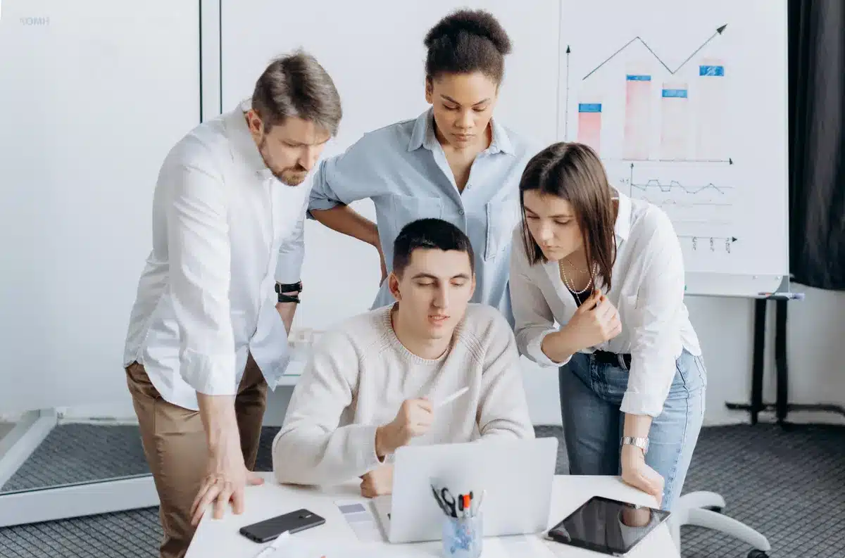 Équipe marketing d'une PME qui adapte sa stratégie SEO aux aperçus IA
