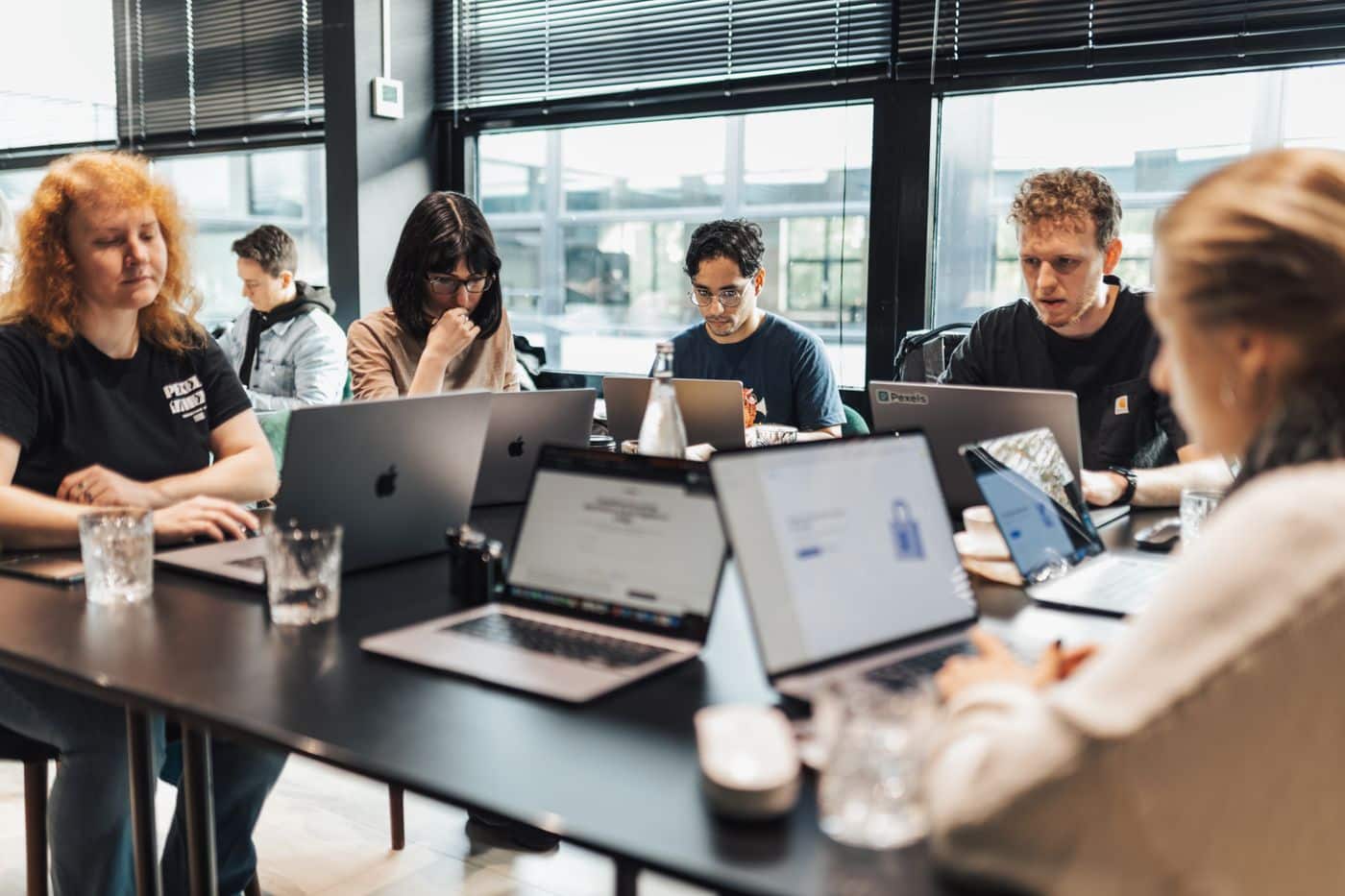Groupe en formation IA à Rennes autour d’une table avec ordinateurs